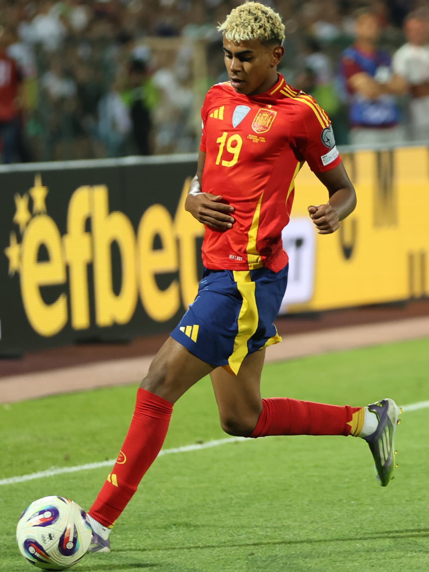 Lamine Yamal playing for Spain in 2025