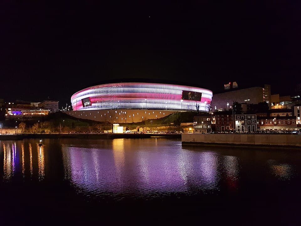 Estadio de San Mamés de noche iluminado, febrero de 2021