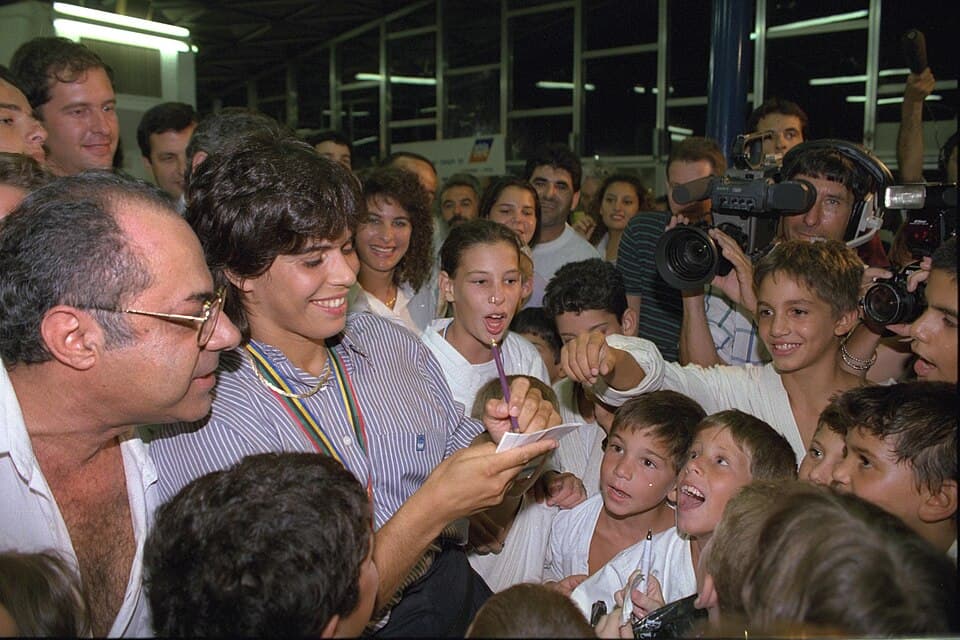 Barcelona Olympic Medalist Yael Arad gives out her autograph to fans. זוכת המדליה האולימפית יעל ארד חותמת למעריצים. Photo: KOREN ZIV, 10/08/1992