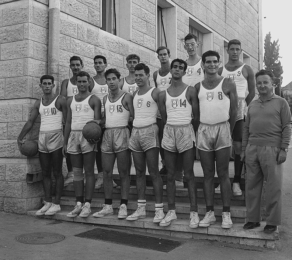 ISRAEL BASKETBALL TEAM. R-L 1ST. ROW, A. HEMO, H. HAZAN, E. LUBOSCHITZ, A. HOFFMAN. H. KASTAN & R. KLEIN (CAP) 2ND. S. BASSAT, T. COHEN MINS, E. LUSTIG, D. KAMINSKY & FISH