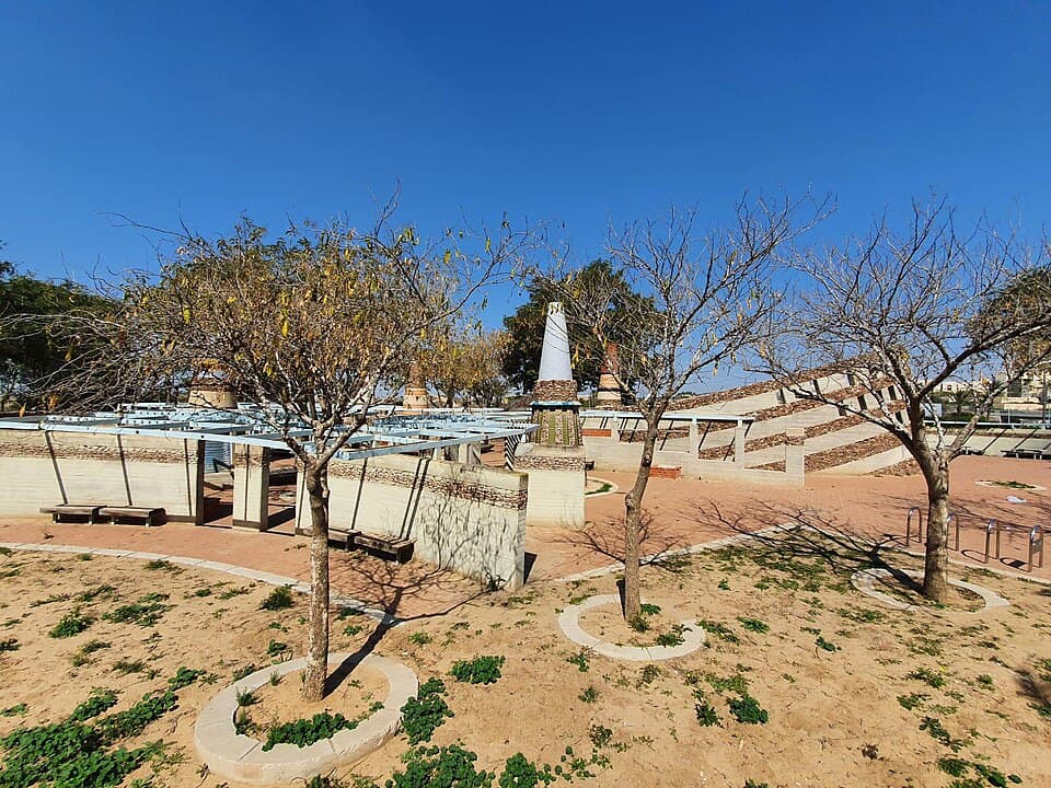 Hadassah Park in Beer Sheva and the "Oasis" sculpture, February 2021