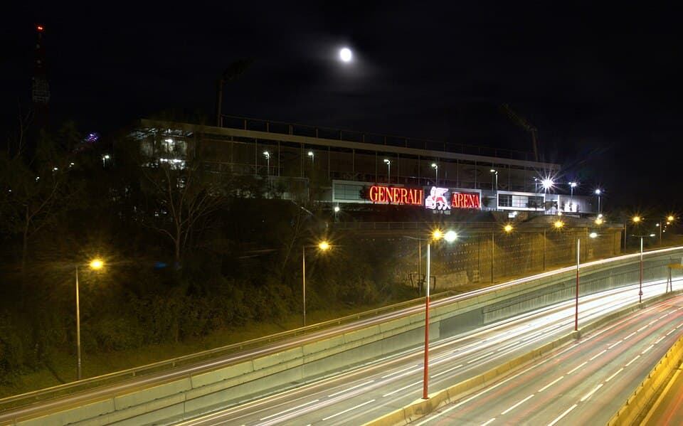 Generali Arena nächtens, zwischen Südosttangente und Mond