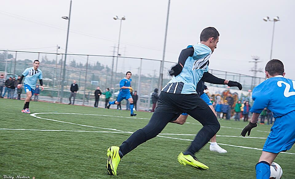 un peu de sport, pour l'inauguration du terrain de football a Efrat (gush Etzion) Ariel Harosh a ete invite avec quelqu'un de ses confreres.... Goal!!!!! Jerusalem