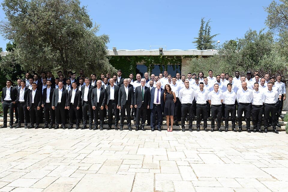 נשיא מדינת ישראל ראובן ריבלין עם שתי הקבוצות המשתתפות במשחק אלוף האלופים, מכבי חיפה והפועל באר שבע