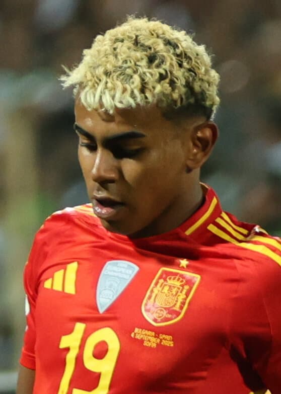 Lamine Yamal in action for Spain in 2025