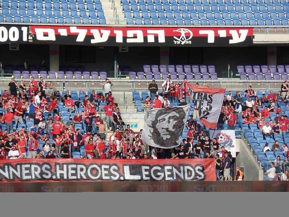 אוהדי הפועל חיפה עם דגל דיוקנו של צ'ה גווארה, 2018