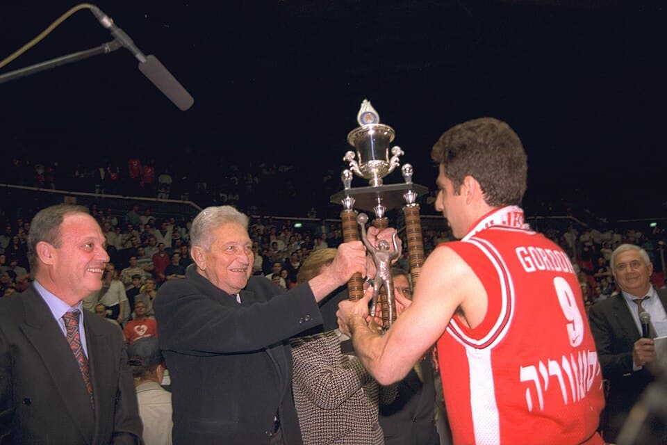 President Ezer Weizman presents the state basketball cup to Hapoel Jerusalem team captain Adi Gordon after his team's victory over Maccabi Tel Aviv in Yad Eliyahu Arena. . נשיא המד