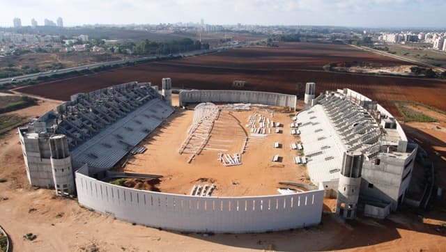 צילום אויר של אצטדיון נתניה. אצטדיון נתניה בבניה, יוני 2009