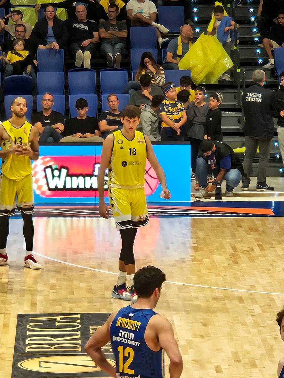 שחקן הכדורסל אילי דולינסקי במדי אליצור עירוני נתניה במשחק נגד מכבי תל אביב בתאריך 26 באוקטובר 2024