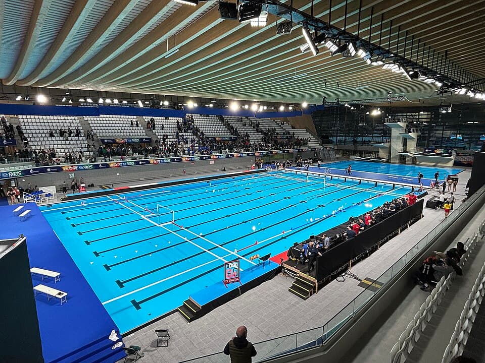 Piscine olympique de Saint-Denis le 6 mai 2024 après le match de water-polo féminin France-USA. Vue prise depuis la tribune sud