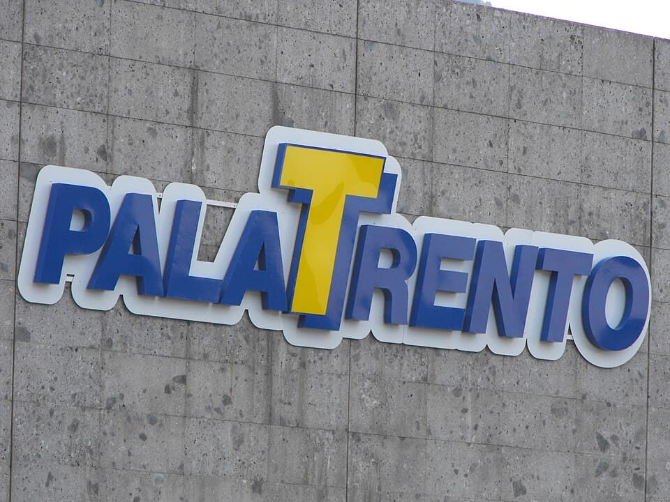 Insegna esterna del PalaTrento, Italia