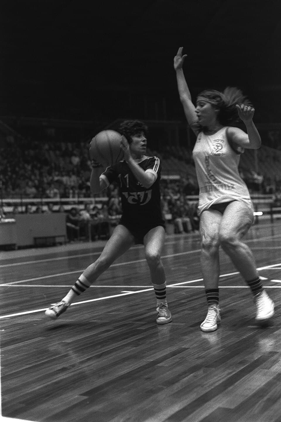A women's championship basketball game between Hapoel Haifa and Elitzur Tel Aviv, held at Yad Eliyahu. משחק אליפות כדורסל נשים, בין קבוצת הפועל חיפה ואליצור תל אביב, איצטדיון יד אל