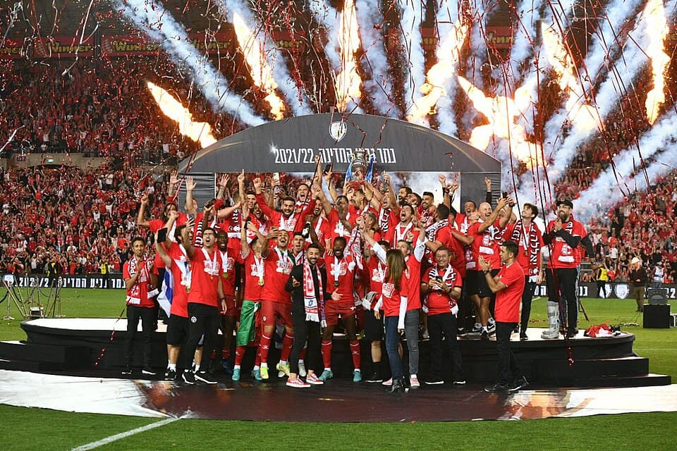 The President of Israel , Isaac Herzog , awards the Israel State Cup to Hapoel Be'er Sheva . Tuesday, May 24, 2022. Photo credit: Haim Zach / GPO