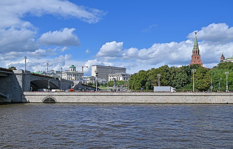 Москва. Вид на Боровицкую площадь с Софийской набережной