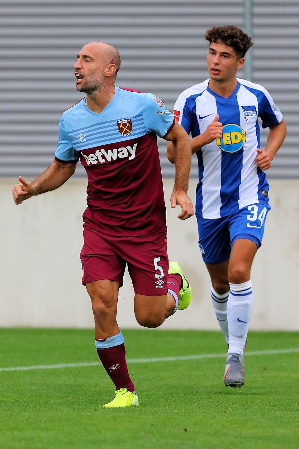 Friendly match Hertha BSC (blue-white shirts) vs. West Ham United (red-blue shirts) at 31-07-2019 3-5 (3-2) in the Sonnenseestadium in Ritzing . – The photo shows Pablo Zabaleta (W