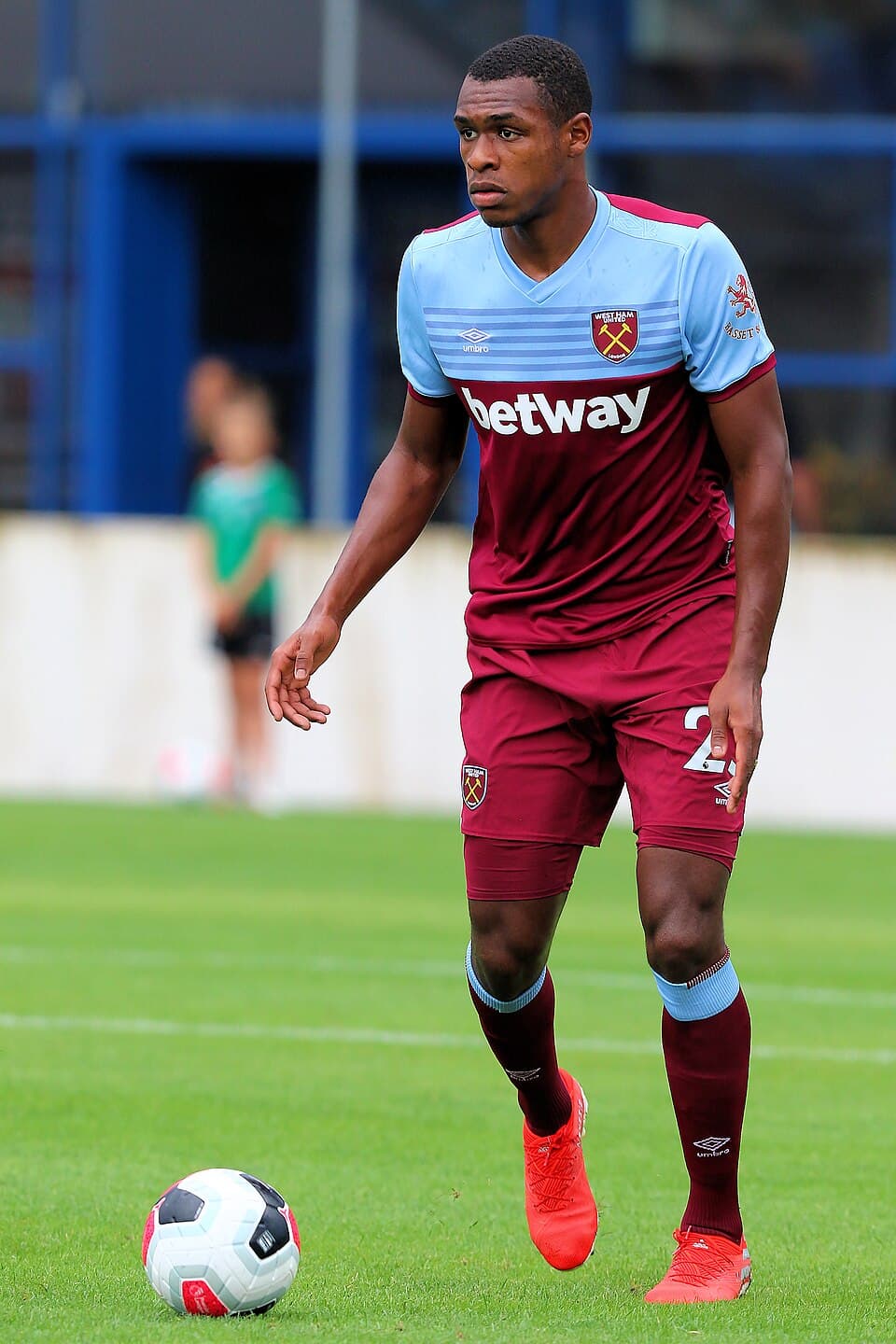 Friendly match Hertha BSC (blue-white shirts) vs. West Ham United (red-blue shirts) at 31-07-2019 3-5 (3-2) in the Sonnenseestadium in Ritzing . – The photo shows Issa Diop (West H