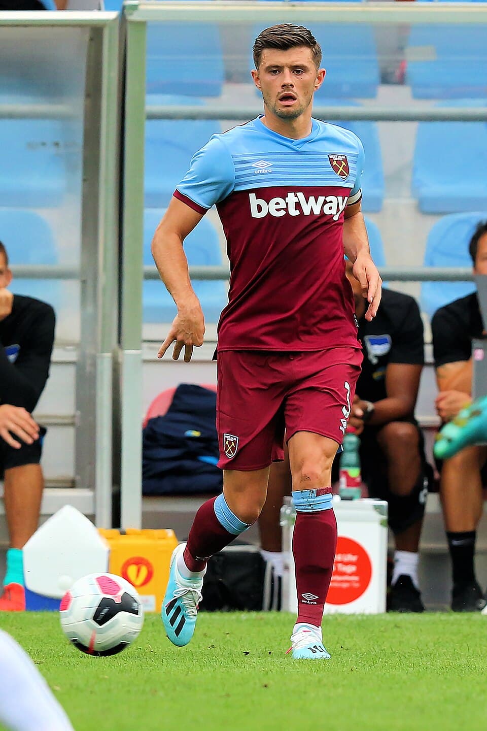 Friendly match Hertha BSC (blue-white shirts) vs. West Ham United (red-blue shirts) at 31-07-2019 3-5 (3-2) in the Sonnenseestadium in Ritzing . – The photo shows Aaron Cresswell (