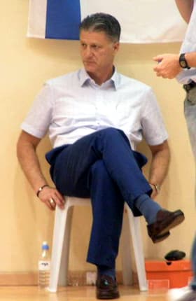 מיקי ברקוביץ' צופה במשחק אימון של רמת-השרון מול מכבי תל-אביב, תחילת עונת 2005/6