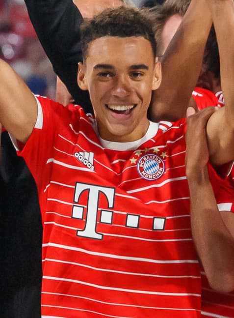 Fußball, Männer, DFL-Supercup, RB Leipzig - FC Bayern München: Jubel, celebration bei FC Bayern München über den Sieg; Siegerfoto mit Pokal