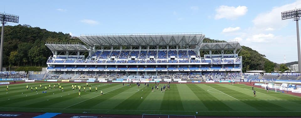 町田市立陸上競技場バックスタンド。2021年10月3日、FC町田ゼルビア対ジュビロ磐田戦で撮影。