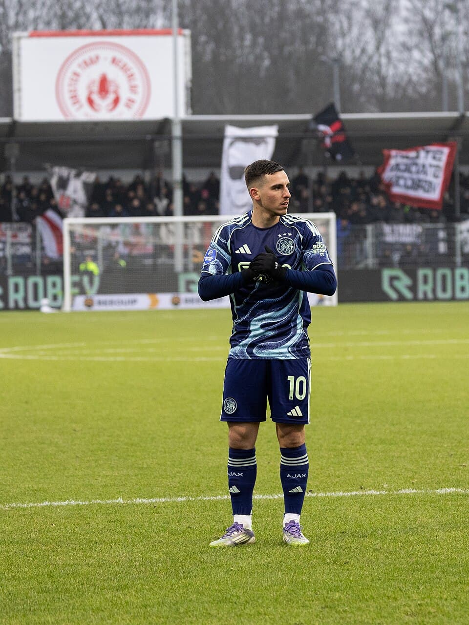 Oscar Gloukh in match against Telstar