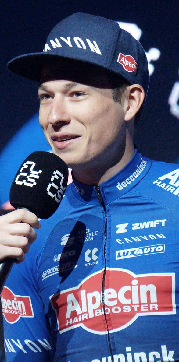 Jasper Philipsen bij de ploegenvoorstelling in Gent voor de Omloop Het Nieuwsblad 2023