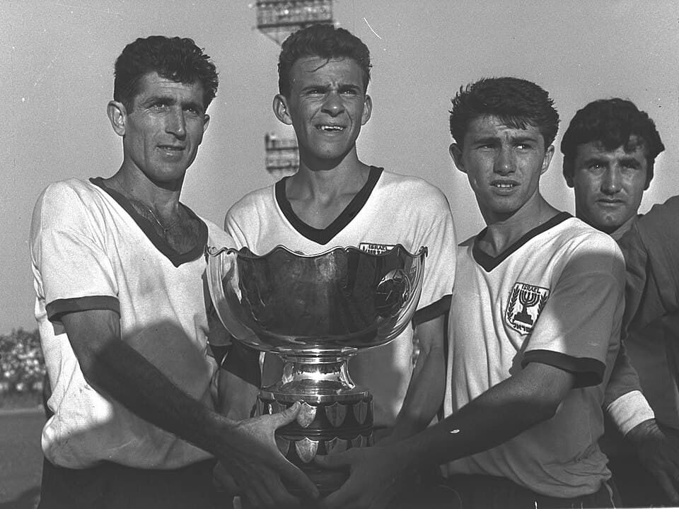 ISRAELI SOCCER PLAYERS HOLDING THE ASIAN CUP AFTER THEIR VICTORY OVER SOUTH KOREA AT THE RAMAT GAN STADIUM