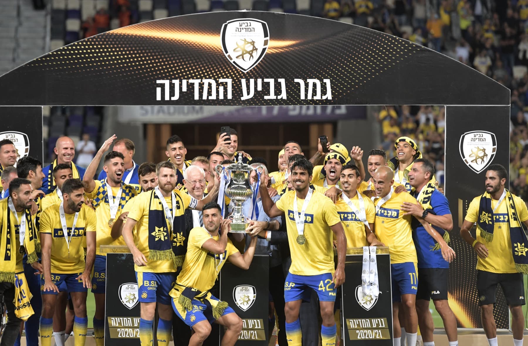 Maccabi Tel Aviv players celebrate winning the 2020–21 Israel State Cup
