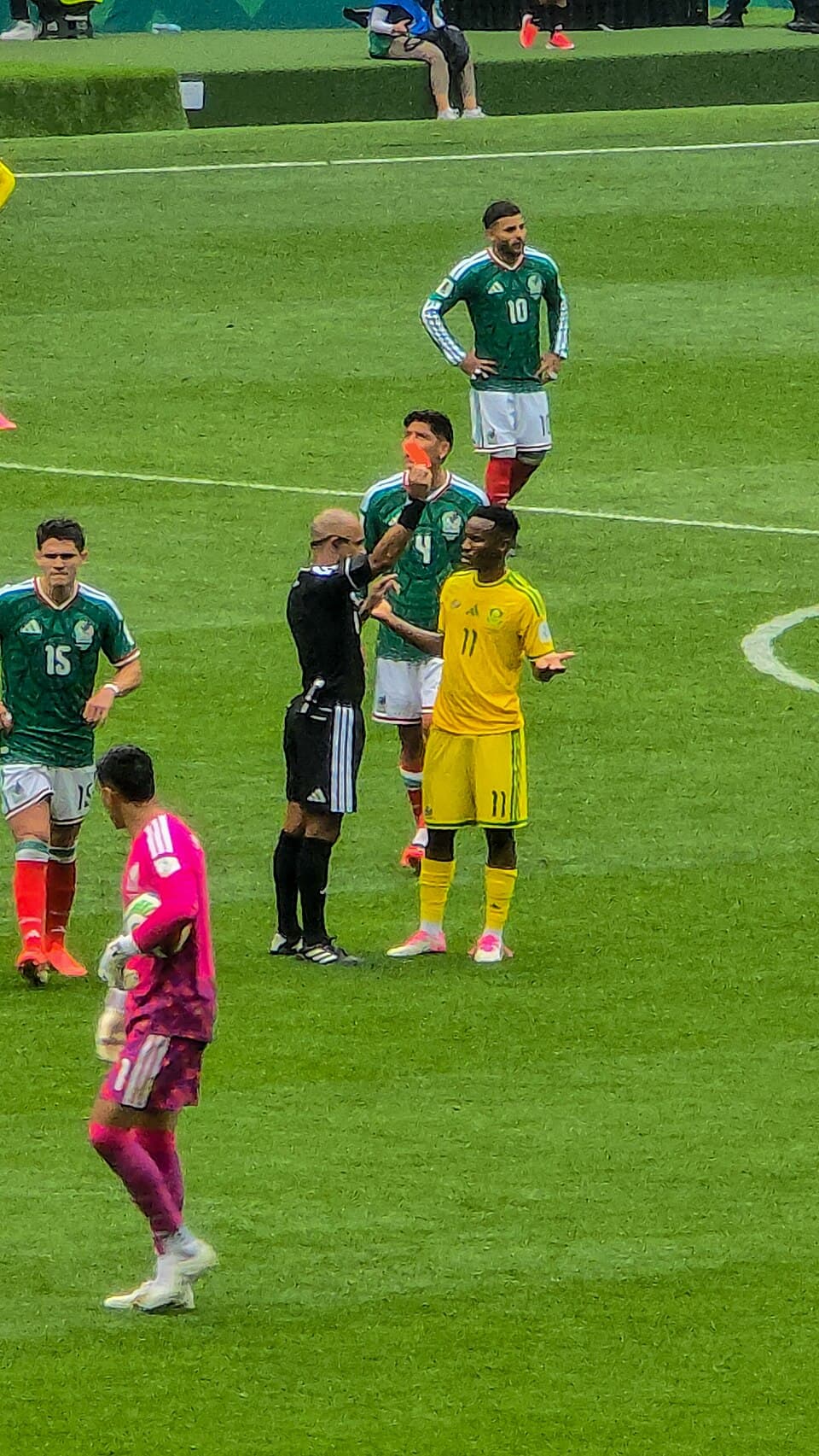 Tarjeta roja a Themba Zwane en M1, México vs Sudáfrica del Mundial 2026