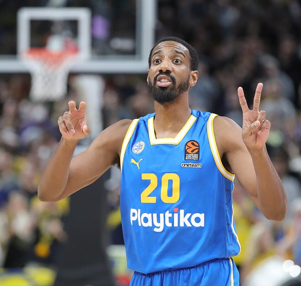 Maccabi Tel Aviv players in EuroLeague action against ALBA Berlin