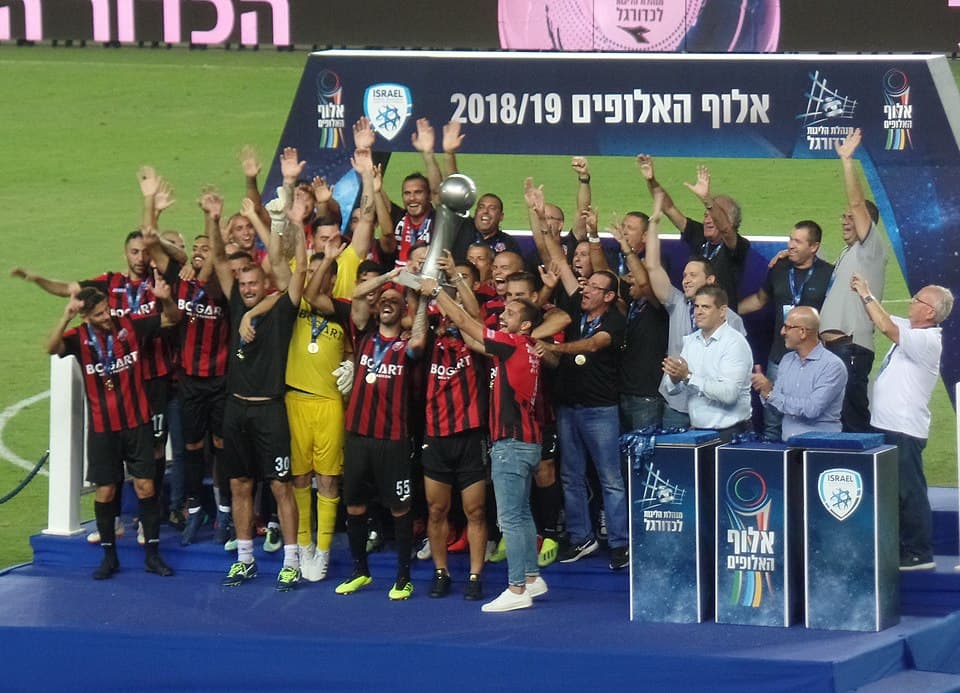 שחקני הפועל חיפה מניפים את גביע אלוף האלופים