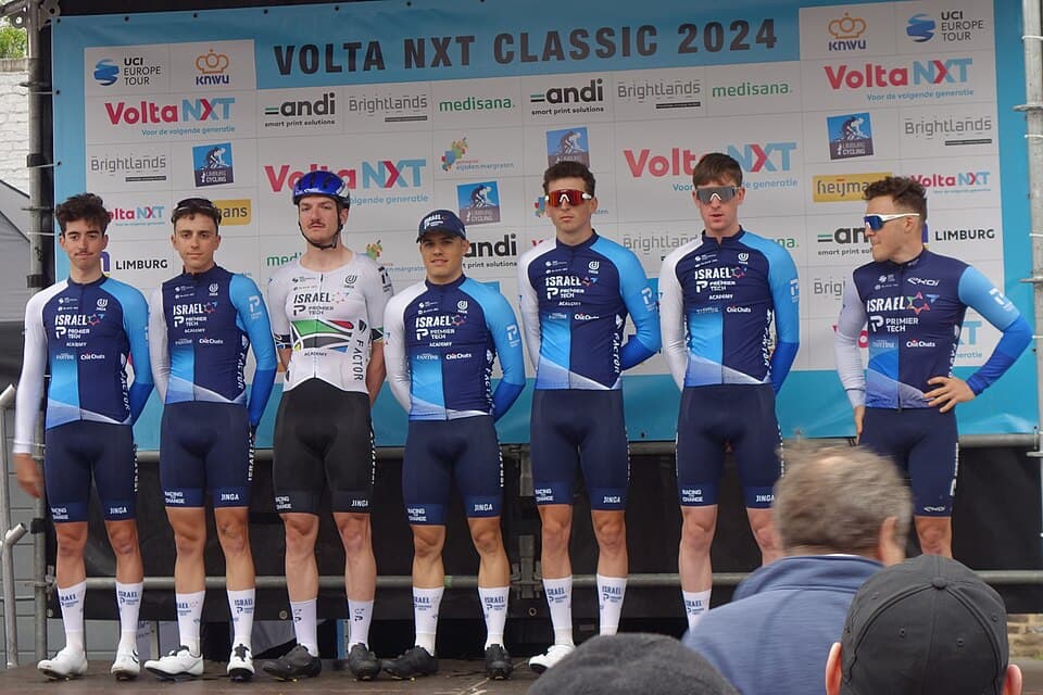 Start van de Volta NXT Classic in de Diepstraat in Eijsden, op zaterdag 30 maart 2024
