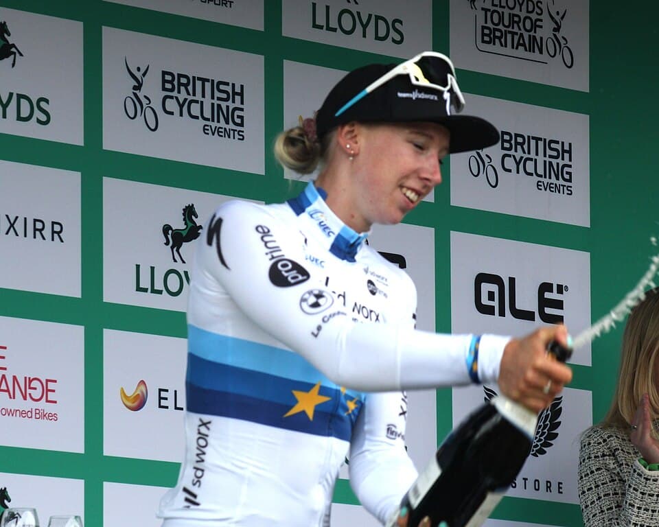 Lorena Weibes celebrates winning the fourth stage of the 2025 Tour of Britain